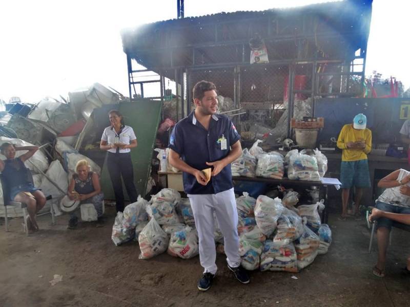 A família de Soraia Oliveira, de 32 anos, trabalha com coleta de materiais recicláveis. Ela conta que viver da coleta não é fácil, já que eles trabalham de sol a sol e, mesmo assim, parece ficar cada vez mais difícil cobrir todas as despesas do mês com o salário conquistado. “A crise está para todos, então receber doações de alimentos e materiais de higiene é muito importante”, ressalta Soraia, que foi uma das beneficiadas pela Campanha 'Junho Solidário', promovida pela Pró-Saúde Associação Beneficente de Assistência Social e Hospitalar, por meio do Hospital Público Estadual Galileu (HPEG), em Belém (PA). Na última sexta-feira (25), a campanha levou até a Associação de Catadores de Materiais Recicláveis de Águas Lindas (ARAL) cerca de 700kg de alimentos e 60 kits de material de higiene, beneficiando 35 famílias. Na foto, o enfermeiro do Núcleo de Educação Continuada da unidade, Gabriel Diniz.

FOTO: ASCOM / HPEG
DATA: 28.05.2018
BELÉM - PARÁ <div class='credito_fotos'>Foto: ASCOM / HPEG   |   <a href='/midias/2018/originais/207c1882-20ae-48d5-953d-4b00210d47c9.jpg' download><i class='fa-solid fa-download'></i> Download</a></div>