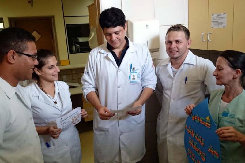 Segundo o gerente de Enfermagem, Ricardo Gomes Junior (foto), o curso foi realizado com aulas teórica e prática, intercalado com a prática de habilidades.  “Simulamos situações de PCR para reanimação cardiopulmonar e atendimento inicial ao usuário politraumatizado”,

FOTO: ASCOM HGT
DATA: 18.12.2018
TAILÂNDIA - PARÁ <div class='credito_fotos'>Foto: ASCOM / HGT   |   <a href='/midias/2018/originais/20836c2c-531b-4b52-bbdf-ad1cafb41240.jpg' download><i class='fa-solid fa-download'></i> Download</a></div>