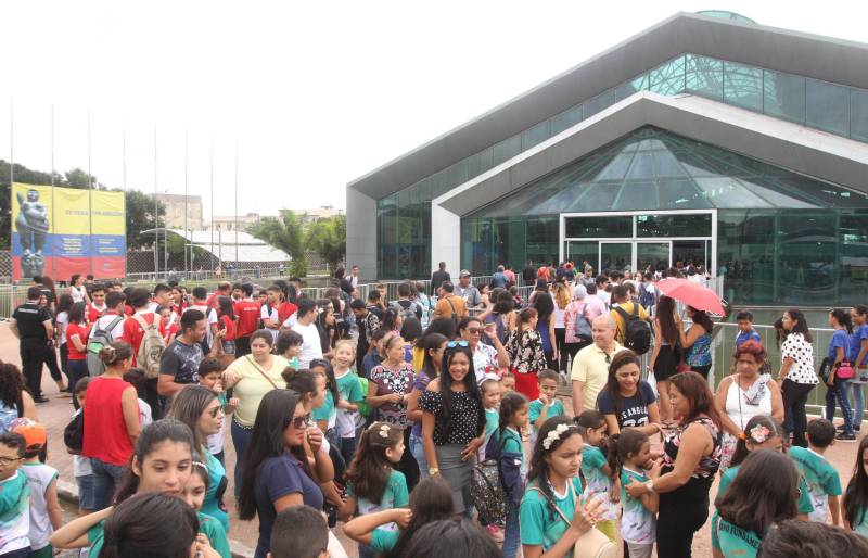 Quarto dia da  XXII Feira Pan-Amazônica do Livro, no Hangar Centro de Convenções da Amazônia, em Belém. 

 FOTO: CRISTINO MARTINS / AG. PARÁ 
DATA: 03.06.2018 
BELÉM - PARÁ <div class='credito_fotos'>Foto: Cristino Martins/Ag. Pará   |   <a href='/midias/2018/originais/20845d5e-f074-432d-a55c-b15d708e7c91.jpg' download><i class='fa-solid fa-download'></i> Download</a></div>