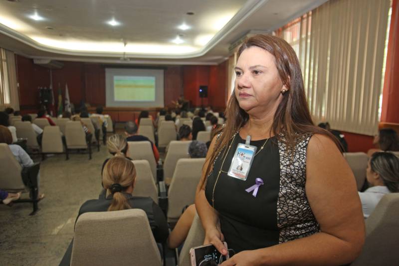 O câncer é um problema de saúde pública mundial, dada a sua magnitude epidemiológica, social e econômica. No norte do Brasil, especificamente no Estado do Pará, o câncer é a segunda causa de morte. A persistência de casos da doença relacionados às condições socioeconômicas menos favoráveis, como o câncer de colo do útero - o tipo mais incidente entre as paraenses, enquanto em outras regiões é o câncer de mama – requer o incentivo a medidas preventivas e ao tratamento, na tentativa de mudar essa realidade. O Simpósio de Oncologia promovido pelo Centro de Alta Complexidade em Oncologia Ophir Loyola, nesta sexta-feira (09), estimulou a consciência crítica de estudantes e profissionais de saúde a respeito desse grave problema de saúde. Dentro da programação “Março Lilás” foram destacadas as múltiplas faces da doença, a fim de mostrar à população feminina a importância da prevenção do câncer de colo uterino, e alertar sobre os sinais e sintomas. A programação é alusiva ao Dia Estadual de Combate ao Câncer - 10 de Março. Na foto, Crisatina Veloso.
FOTO: CARLOS SODRÉ / AG. PARÁ
DATA: 09.03.2018
BELÉM - PARÁ <div class='credito_fotos'>Foto: CARLOS SODRÉ / AG. PARÁ | <a href='/midias/2018/originais/208494d4-ce43-42d8-8b97-5cfbb72535ff.jpg' download><i class='fa-solid fa-download'></i> Download</a></div>