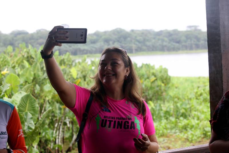 Jornalistas, influenciadores digitais e membros da sociedade civil organizada participaram, nesta quinta-feira (15), da visita guiada ao Parque Estadual do Utinga (Peut) que será inaugurado na sexta-feira (16), às 16h30. Os convidados foram recebidos pelo secretário estadual de Cultura, o arquiteto Paulo Chaves; pelo presidente do Ideflor-bio, Thiago Novaes; pelo gerente do Peut, Julio Meyer; pelo secretário de comunicação, Daniel Nardin e pelo representante da diretoria da Unidade de Conservação do Parque, Wendel Andrade. O evento começou às 9h com a apresentação das melhorias feitas no espaço durante as obras, dos serviços que funcionarão no local e de algumas normas de utilização desse novo equipamento.
FOTO: SIDNEY OLIVEIRA / AG. PARÁ
DATA: 15.03.2018
BELÉM - PARÁ <div class='credito_fotos'>Foto: Sidney Oliveira/Ag. Pará | <a href='/midias/2018/originais/2084f17b-718b-49f0-9716-2b856e2b678d.jpg' download><i class='fa-solid fa-download'></i> Download</a></div>