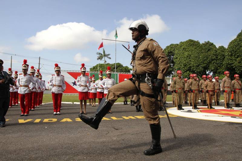 O Corpo de Bombeiros Militar do Pará completou nesta sexta-feira, 23, seu 136º aniversário. Uma solenidade no Quartel General da corporação, em Belém, marcou a data. A cerimônia contou com a presença do governador do Estado, Simão Jatene.

FOTO: CRISTINO MARTINS / AG. PARÁ
DATA: 23.11.2018
BELÉM - PARÁ <div class='credito_fotos'>Foto: Cristino Martins/Ag. Pará   |   <a href='/midias/2018/originais/208a5f8d-d526-48d2-a702-acdb1db1329f.jpg' download><i class='fa-solid fa-download'></i> Download</a></div>