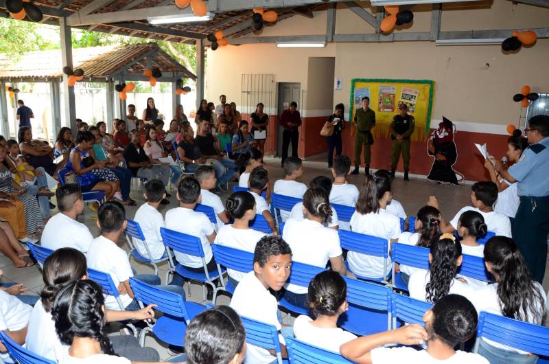 Quarenta e três alunos do 5º ano da Escola Estadual de Ensino Fundamental Prof. Emiliana Sarmento Ferreira, em Belém, participaram da cerimônia de formatura do Programa Educacional de Resistência às Drogas e a Violência (Proerd), realizado pela Secretaria de Estado de Educação (Seduc) em parceria com a Polícia Militar do Estado do Pará.
FOTO: RAI PONTES / ASCOM SEDUC
DATA: 13.11.2018
BELÉM - PARÁ <div class='credito_fotos'>Foto: Rai Pontes/Ascom Seduc | <a href='/midias/2018/originais/20928858-f3ca-4274-84bb-027dd0d8803f.jpg' download><i class='fa-solid fa-download'></i> Download</a></div>