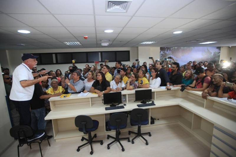 O governador Simão Jatene fez neste domingo (30), às 11 h, uma visita técnica (foto) às instalações do novo Hospital Abelardo Santos, no Distrito de Icoaraci, na Região Metropolitana de Belém. Como fez em Capanema (nordeste do Pará), no novo Hospital Regional dos Caetés, o governador convidou pessoas da comunidade para acompanhá-lo na visita. O objetivo foi mostrar à população que o hospital está pronto para ser inaugurado. "Alguns pequenos detalhes, obrigatórios para a entrada em funcionamento de qualquer hospital, ainda precisam ser feitos, como a assepsia dos ambientes e a calibragem dos equipamentos. Mas o ‘Abelardo’ está pronto, e já é o maior hospital da Região Metropolitana", disse o governador.

FOTO: CRISTINO MARTINS / AG. PARÁ
DATA: 30.12.2018
ICOARACI - PARÁ <div class='credito_fotos'>Foto: Cristino Martins/Ag. Pará   |   <a href='/midias/2018/originais/20943e87-4abe-4285-8def-54bfbf55f443.jpg' download><i class='fa-solid fa-download'></i> Download</a></div>