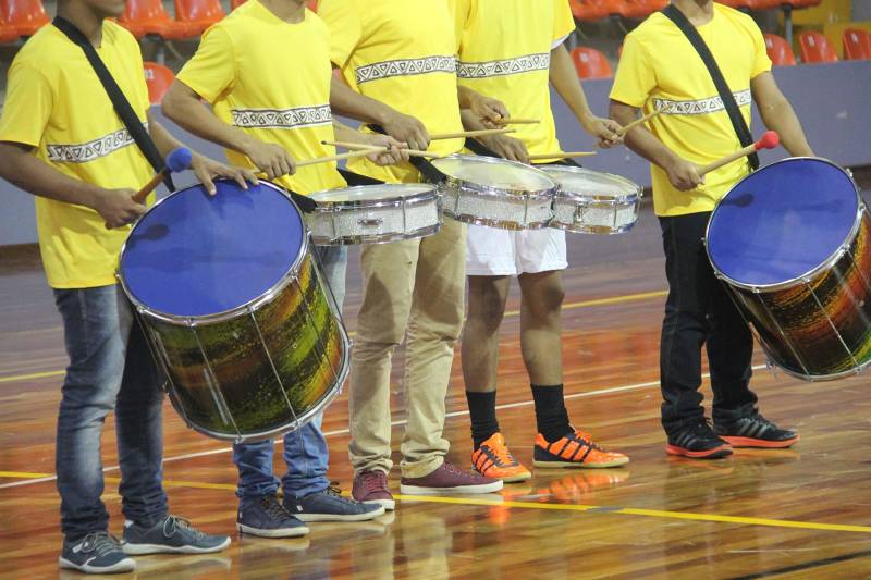Mais de 60 adolescentes e jovens em cumprimento de medida socioeducativa no Pará conheceram as instalações da Arena Guilherme Paraense (o Mangueirinho), em Belém. O espaço recebeu os internos para o encerramento da II Olimpíada de Inverno da Socioeducação, evento criado com o objetivo de proporcionar atividades de esporte e cultura aos adolescentes em cumprimento de medida socioeducativa no Estado, além de promover o espírito esportivo e garantir maior integração entre os internos. A Arena sediou as finais do futsal feminino e masculino, além de apresentações culturais que marcaram o encerramento da atividade promovida pela Fundação de Atendimento Socioeducativo do Pará (Fasepa), por meio do Projeto Ressignificando Caminhos na Socioeducação.
FOTO: ALBERTO PASSOS / ASCOM FASEPA
DATA: 28.03.2018
BELÉM - PARÁ <div class='credito_fotos'>Foto: ALBERTO PASSOS/ ASCOM FASEPA | <a href='/midias/2018/originais/2094c20a-63ad-4c21-b19c-7c0cae34aecd.jpg' download><i class='fa-solid fa-download'></i> Download</a></div>
