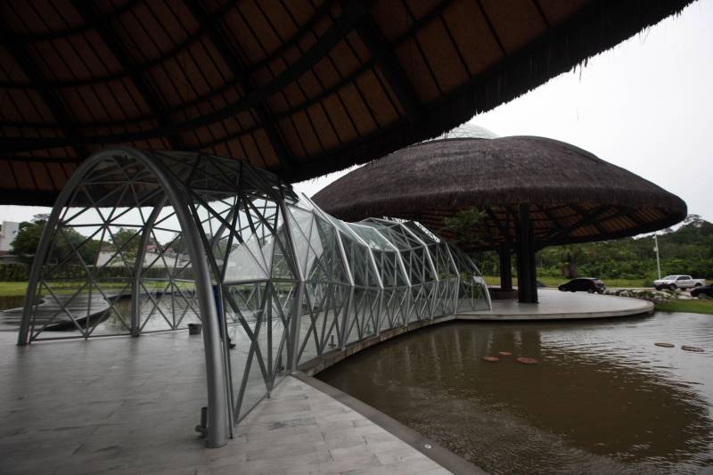Jornalistas, influenciadores digitais e membros da sociedade civil organizada participaram, nesta quinta-feira (15), da visita guiada ao Parque Estadual do Utinga (Peut) que será inaugurado na sexta-feira (16), às 16h30. Os convidados foram recebidos pelo secretário estadual de Cultura, o arquiteto Paulo Chaves; pelo presidente do Ideflor-bio, Thiago Novaes; pelo gerente do Peut, Julio Meyer; pelo secretário de comunicação, Daniel Nardin e pelo representante da diretoria da Unidade de Conservação do Parque, Wendel Andrade. O evento começou às 9h com a apresentação das melhorias feitas no espaço durante as obras, dos serviços que funcionarão no local e de algumas normas de utilização desse novo equipamento.
FOTO: SIDNEY OLIVEIRA / AG. PARÁ
DATA: 15.03.2018
BELÉM - PARÁ <div class='credito_fotos'>Foto: Sidney Oliveira/Ag. Pará | <a href='/midias/2018/originais/2099cf8f-0ae1-48bc-9cc7-2b9646bf159a.jpg' download><i class='fa-solid fa-download'></i> Download</a></div>