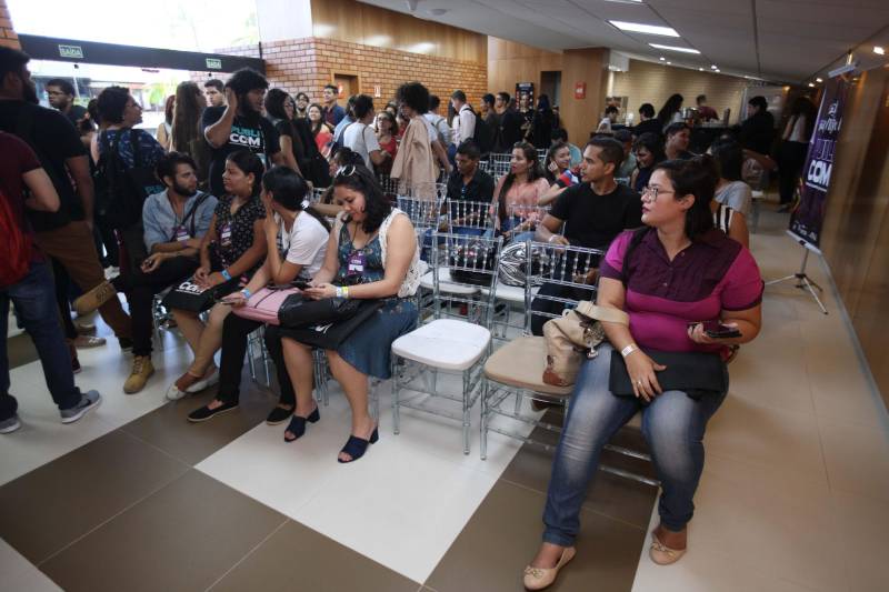 A Secretaria de Comunicação do Estado ( Secom) deu início na tarde desta segunda-feira (11), no Ginásio do Sesi, ao Publicom Belém (foto). Criado em 2013 , o Publicom é um Encontro de Comunicação voltado para profissionais e estudantes do Pará, um compromisso assumido pela secretaria de discutir a Comunicação em todos os cantos do Estado. Ao longo de cinco anos, o evento já passou por Belém, Altamira, Bragança, Breves, Marabá, Paragominas, Parauapebas, Redenção, Santarém e Xinguara. Este ano, o Publicom já esteve em Breves, Altamira e Marabá. “Colocamos como desafio realizar 4 edições do Publicom em apenas 6 meses, e estamos concluindo isso. Contemplamos todas as macro-regiões do Estado, levando qualificação, reflexão e um debate sobre como é feita a comunicação, hoje, no Brasil e no Pará, e como os profissionais de comunicação podem fazer para melhorar cada vez mais. A Secretaria de Comunicação é uma secretaria que valoriza as políticas públicas e o Publicom veio para reforçar isso", destacou o secretário de Estado de Comunicação, Daniel Nardin.
FOTO: MÁCIO FERREIRA / AG. PARÁ
DATA: 11.06.2018
BELÉM - PARÁ <div class='credito_fotos'>Foto: MÁCIO FERREIRA/ AG. PARÁ | <a href='/midias/2018/originais/20a38a95-61f5-4b92-b985-ea6d958f6301.jpg' download><i class='fa-solid fa-download'></i> Download</a></div>