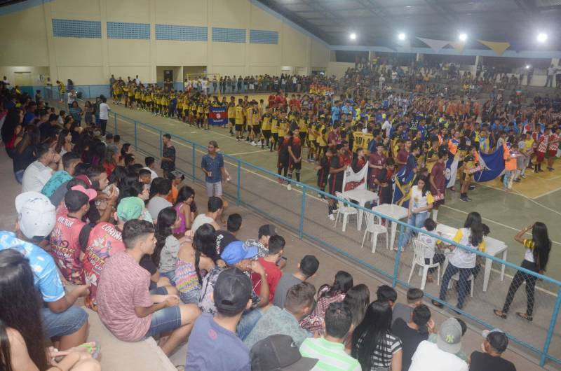 A cidade de Igarapé-Açu, no nordeste do Estado, sedia, até o próximo dia 20, a terceira etapa regional da 60ª edição dos Jogos Estudantis Paraenses (Jeps), uma ação esportivo-educacional que, ao longo de 60 anos propõe disseminar a cultura da paz e descobrir talentos esportivos. Cerca de 800 pessoas, entre atletas, professores e a comunidade participaram da cerimônia de abertura, nesta quarta-feira, 16, no ginásio Daniel Torres. Além de Igarapé-Açu, a terceira etapa também ocorre no município de Mocajuba.
FOTO: RAI PONTES / ASCOM SEDUC
DATA: 16.05.2018
IGARAPÉ-AÇU - PARÁ <div class='credito_fotos'>Foto: Rai Pontes/Ascom Seduc | <a href='/midias/2018/originais/20a61438-08e7-4e24-ad33-eca65bd7f6a2.jpg' download><i class='fa-solid fa-download'></i> Download</a></div>