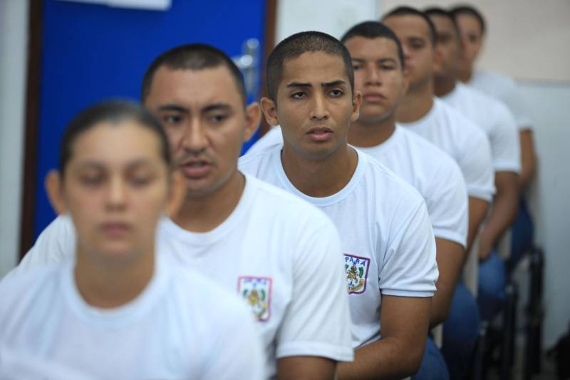 Cerca de 2.400 policiais militares que estão em processo de formação por meio dos Cursos de Formação de Praças (CFP), de Oficiais (CFO), de Habilitação de Oficiais (CHO) e de Adaptação de Oficiais (CHO). Os alunos do Curso de Formação de Praças da PMPA ingressarão no serviço externo ao final do 2º módulo da formação, previsto para abril.
FOTO: MÁCIO FERREIRA / AG. PARÁ
DATA: 15.02.2018
BELÉM - PARÁ <div class='credito_fotos'>Foto: MÁCIO FERREIRA/ AG. PARÁ | <a href='/midias/2018/originais/20a85489-a425-481e-ac49-c08dabd2a1ee.jpg' download><i class='fa-solid fa-download'></i> Download</a></div>