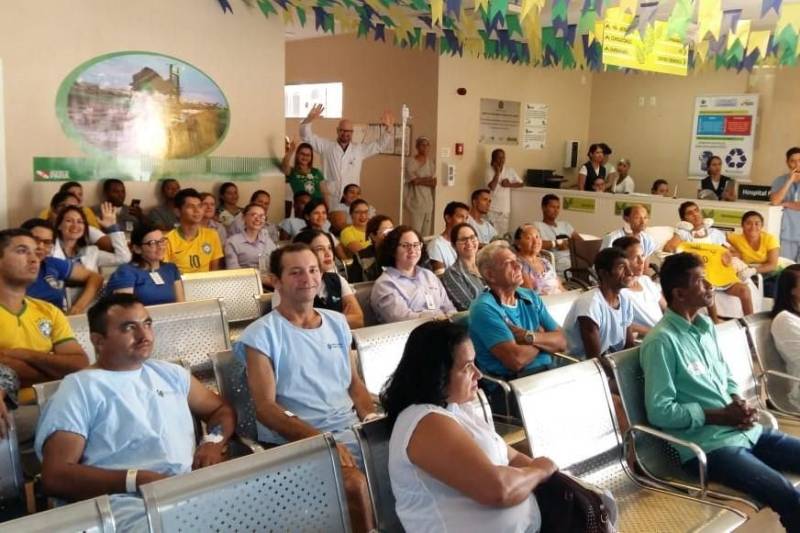 O resultado de 2x0 para a Seleção Brasileira na manhã desta sexta-feira, 22, contra o time da Costa Rica, pela Copa do Mundo 2018, celebrou toda a vibração, energia positiva e integração das torcidas de colaboradores, usuários e acompanhantes do Hospital Jean Bitar (HJB), em Belém; Hospital Regional Público do Leste (HRPL), em Paragomians (foto); Hospital Regional Público do Marajó (HRPM), em Breves; Hospital Geral de Tailândia (HGT); e Centro Integrado de Inclusão e Reabilitação (CIIR). Nesses locais, o atendimento  foi mantido e sem prejuízo aos usuários dos serviços.

FOTO: ASCOM HRPL
DATA: 22.06.2018
PARAGOMINAS - PARÁ <div class='credito_fotos'>Foto: ASCOM HRPL   |   <a href='/midias/2018/originais/20a97ea6-22eb-4262-a58d-02fa33a76f2d.jpg' download><i class='fa-solid fa-download'></i> Download</a></div>