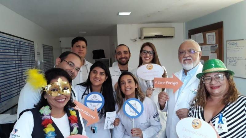 O uso de acessórios ou adereços no ambiente hospitalar pode comprometer a saúde do paciente, caso estejam contaminados com bactérias ou vírus. Também pode ser prejudicial a quem está utilizando ou a outras pessoas que entrem em contato com objetos pessoais contaminados. Para sensibilizar os funcionários das áreas assistenciais e administrativas, o Hospital Jean Bitar (HJB, na foto), em Belém, lançou a campanha “Adorno Zero: Adorno Legal é Fora do Hospital”, visando alertar sobre os riscos do uso de acessórios pessoais no ambiente hospitalar, já que prevenir infecção é uma das grandes metas da instituição.

FOTO: ASCOM / HJB
DATA: 03.12.2018
BELÉM - PARÁ <div class='credito_fotos'>Foto: ASCOM HJB   |   <a href='/midias/2018/originais/20ab80d4-d5dc-4fea-99fd-b5d83ae8d449.jpg' download><i class='fa-solid fa-download'></i> Download</a></div>