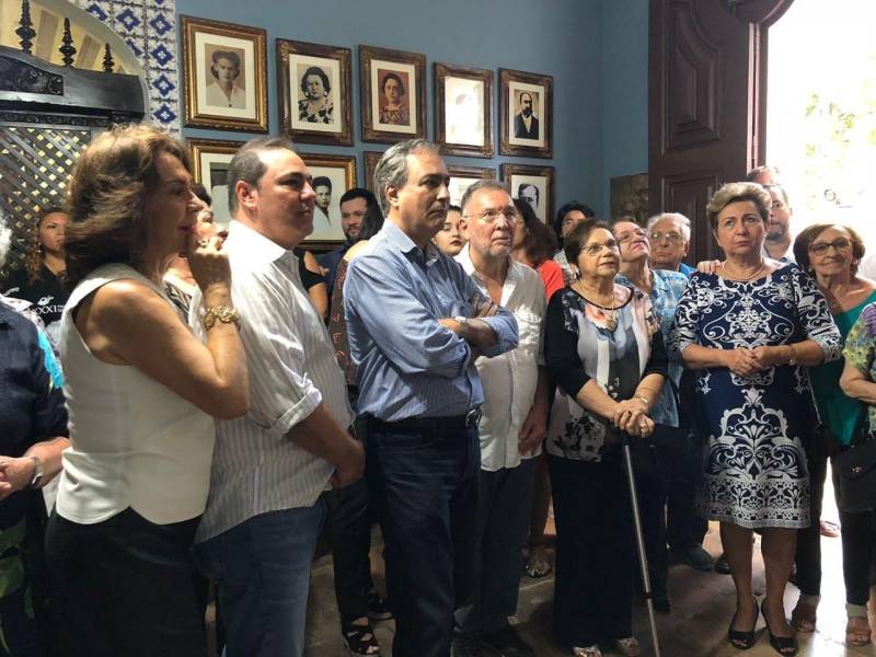 Foi inaugurado nesta quinta-feira, 7, à tarde, durante a programação do XXXI Festival Internacional de Música do Pará, o Memorial Carlos Gomes. A sala de exposições, onde funcionou a Musicalização, e que agora abriga parte do acervo do Instituto Estadual Carlos Gomes, foi inaugurada pelo secretário de Ciência, Tecnologia e Inovação, Alex Fiúza de Melo (ao centro, de camisa azul), representando o governador do Pará, Simão Jatene. A solenidade contou também com a presença do secretário de Estado de Cultura do Pará, Paulo Chaves Fernandes, e do deputado estadual Fernando Coimbra. Estudantes e professores do Instituto, servidores e pessoas que dedicaram parte da vida ao ensino da música no estado compareceram à inauguração.
FOTO: ASCOM / FCG
DATA: 08.06.2018
BELÉM - PARÁ <div class='credito_fotos'>Foto: ASCOM FCG | <a href='/midias/2018/originais/20b7a1e9-72a4-4dc7-8c72-825d5c2a311d.jpg' download><i class='fa-solid fa-download'></i> Download</a></div>