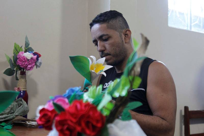 Uma turma formada por 22 internos do Centro de Recuperação Regional de Castanhal (CRRCA) finalizou nesta sexta-feira (29) um curso de arranjo de flores artificiais, oferecido pelo Serviço Nacional de Aprendizagem Rural (Senar), em parceria com a Superintendência do Sistema Penitenciário do Estado (Susipe). O curso faz parte do trabalho desenvolvido pelo setor de reinserção social, que tem como objetivo investir na qualificação profissional e geração de renda, beneficiando internos da unidade prisional. Os detentos aprenderam a confeccionar arranjos de flores utilizando materiais como EVA, tecido tipo voil, tinta spray, tinta para EVA, pincel, tiner, betume, cipó (para osn caules) e gesso para a sustentação dos arranjos nos vasos, além de muita criatividade.
FOTO: AKIRA ONUMA / ASCOM SUSIPE
DATA: 30.06.2018
CASTANHAL - PARÁ <div class='credito_fotos'>Foto: Akira Onuma / Ascom Susipe | <a href='/midias/2018/originais/20c2cb4f-fb27-4641-814f-327bdaa84368.jpg' download><i class='fa-solid fa-download'></i> Download</a></div>