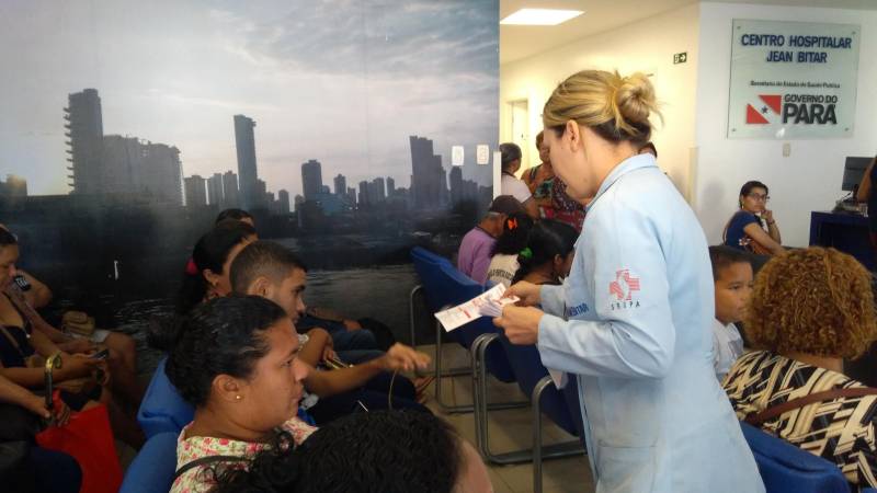 A rotina do Hospital Jean Bitar (HJB) ganhou ares de solidariedade e sensibilização para incentivar a doação voluntária de sangue entre colaboradores e familiares usuários, em comemoração ao Dia Mundial do Doador de Sangue, nesta quinta-feira, 14, com realização de palestras nas áreas de atendimento (foto), clínicas e setores do administrativo. Houve ainda distribuição de material educativo sobre o tema.
FOTO: ASCOM / HJB
DATA: 14.06.2018
BELÉM - PARÁ <div class='credito_fotos'>Foto: ASCOM HJB | <a href='/midias/2018/originais/20ccc3e3-baf2-461f-a8b3-6a5c558ee34a.jpg' download><i class='fa-solid fa-download'></i> Download</a></div>