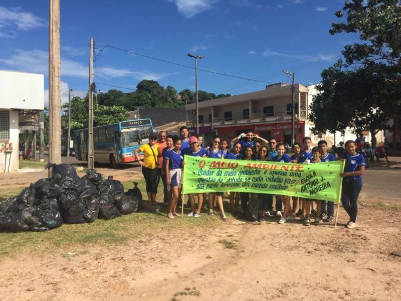 Na Semana Nacional do Meio Ambiente, a Gerência da Região Administrativa Calha Norte I (GRCN-I), vinculada ao Instituto de Desenvolvimento Florestal e da Biodiversidade (Ideflor-bio), realiza em parceria com instituições públicas do município de Monte Alegre, no oeste paraense, uma extensa programação no Parque Estadual de Monte Alegre (Pema) e na Área de Proteção Ambiental (APA) Paytuna. A programação foi iniciada nesta quarta-feira (30), com o Projeto Ação Verde (foto). A ação de educação ambiental contou com a participação dos estudantes de diversas instituições de ensino de Monte Alegre, como as escolas estaduais de Ensino Médio Francisco Nobre de Almeida e Rosália Simões. Os estudantes caminharam por vários bairros até a orla da cidade, onde fizeram coleta seletiva de lixo. À tarde, os alunos participaram de palestras sobre o Pema e os Sistemas Agroflorestais (SAFs), promovidas pela GRCN-I e pelo Escritório Regional do Ideflor-bio no Baixo Amazonas.

FOTO: ASCOM / IDEFLOR-BIO
DATA: 30.05.2018
MONTE ALEGRE - PARÁ <div class='credito_fotos'>Foto: ASCOM / IDEFLOR-BIO   |   <a href='/midias/2018/originais/20cee533-494f-4cc6-b761-2cd516d4091f.jpg' download><i class='fa-solid fa-download'></i> Download</a></div>