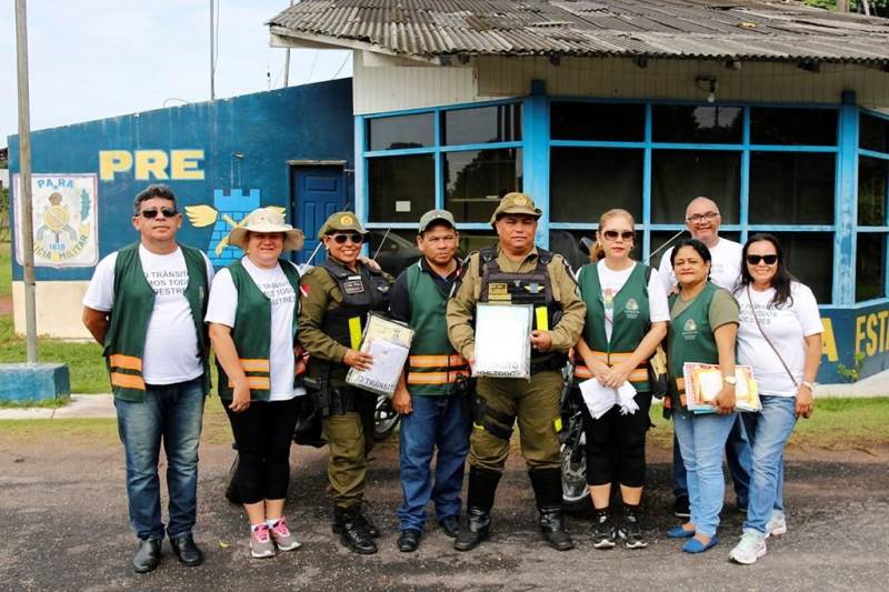O Departamento de Trânsito do Pará (Detran) e instituições que compõem a Secretaria de Segurança Pública e Defesa Social (Segup) intensificaram as ações de educação e fiscalização durante a Operação Carnaval 2018, no município de Salinópolis. Blitz educativa, barreiras e ações ostensivas em diversos turnos fazem parte da operação que começou na última quarta-feira (7). Em parceria com a Polícia Rodoviária Estadual (PRE), as ações educativas se concentram na barreira localizada na PA-124, acesso ao município. Dez agentes de educação realizam abordagens preventivas e orientam os condutores com relação a práticas seguras no trânsito. “Estamos atentos para identificar qualquer irregularidade que venha comprometer a segurança das pessoas que se deslocam pela rodovia”, afirmou o sargento Josenias Costa.
FOTO: ASCOM / DETRAN
DATA: 10.02.2018
MOSQUEIRO - PARÁ <div class='credito_fotos'>Foto: ASCOM / DETRAN | <a href='/midias/2018/originais/20cf032e-0fdf-4844-b626-34d090d5175c.jpg' download><i class='fa-solid fa-download'></i> Download</a></div>