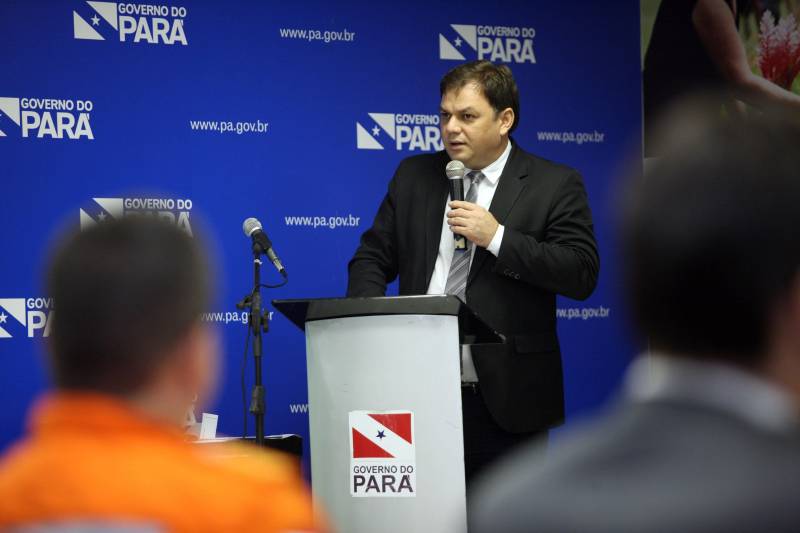 Para auxiliar no atendimento de vítimas de acidentes automobilisticos, o Corpo de Bombeiros Militar do Pará recebeu do Governo do Estado nesta quarta-feira (04), três ambulâncias de resgate, por conta de emendas parlamentares, que serão destinadas aos municípios de Parauapebas, Castanhal e Belém. A cerimônia de entrega, realizada no auditório da Casa Civil, teve a presença do Secretário de Segurança Pública e Defesa social (Segup), Luiz Fernandes, dos deputados estaduais Milton Campos (foto), Gesmar Costa, Cel. Neil e Jaques Neves, além do Comandante do Corpo de Bombeiros Militar, Zanelli Antônio Melo. As ambulâncias são unidades de resgate tipo C para atendimento pré-hospitalar de vítimas de acidentes de trânsito, totalmente registradas pelo Ministério da Saúde; equipadas com material de suporte básico e material de desencaceramente - que auxilia nos acidentes quando as vítimas ficam presas em ferragens. No mês passado o Corpo de Bombeiros recebeu mais quinze veículos, desta vez, de vistoria e uma policlínica.
FOTO: THIAGO GOMES / AG. PARÁ
DATA: 04.04.2018
BELÉM - PARÁ <div class='credito_fotos'>Foto: Thiago Gomes /Ag. Pará | <a href='/midias/2018/originais/20d146b4-5ad9-4af2-8341-dd308393f4a8.jpg' download><i class='fa-solid fa-download'></i> Download</a></div>