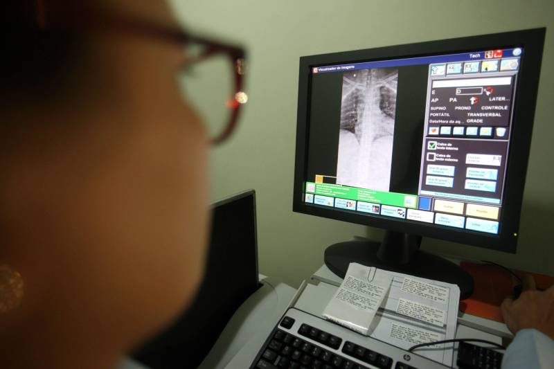 O cuidado com a segurança do paciente e a qualidade dos serviços de saúde prestados à população garantiu ao Hospital Público Regional do Marajó (HRPM), em Breves, o certificado de Hospital Acreditado pela Organização Nacional de Acreditação (ONA). A Acreditação Nível 1 é um sistema de avaliação da qualidade dos serviços de saúde, que analisa os critérios de segurança do paciente em todos os níveis da instituição de saúde. Na foto, o HRPM alia tecnologia à humanização.
FOTO: MARCELO LELIS / AG. PARÁ
DATA: 26.06.2018
BREVES - PARÁ <div class='credito_fotos'>Foto: Marcelo Lelis / Ag. Pará | <a href='/midias/2018/originais/20e0a4f9-cbfd-449d-b005-6185c86bb084.jpg' download><i class='fa-solid fa-download'></i> Download</a></div>