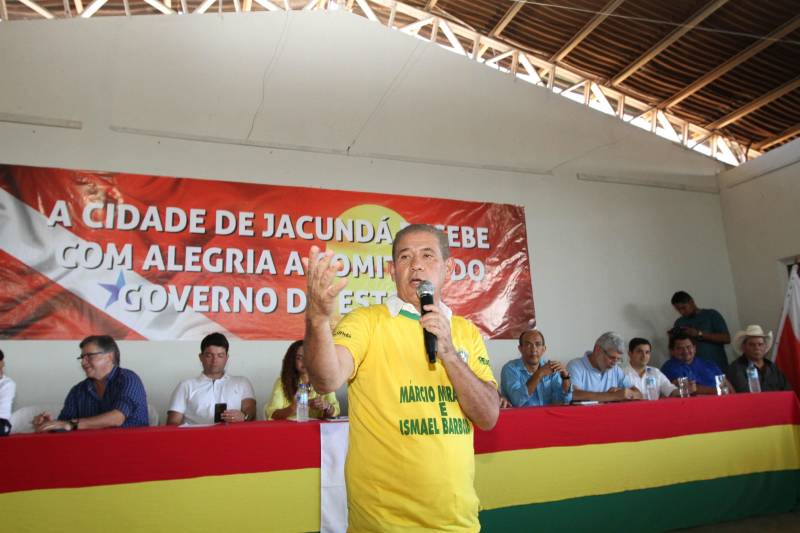 O município de Jacundá, no sudeste paraense, recebeu nesta sexta-feira (6) importantes investimentos em segurança e infraestrutura. O Governo do Estado repassou para o policiamento do município 5 viaturas e 2 veículos para o reforço das ações Departamento de Trânsito do Estado (Detran). Foi entregue ainda a ordem de serviço para a pavimentação asfáltica de cinco quilômetros de vias, na ordem de R$ 3 milhões. A cerimônia foi no salão paroquial da Igreja de Nossa Senhora do Perpetuo Socorro, conduzida pela secretária de Municípios Sustentáveis, Izabela Jatene, que representou o governador Simão Jatene, e contou com a participação de representantes de parlamentares, lideranças comunitárias, entre outras autoridades municipais. Na foto, o prefeito de Jacundá, Ismael Barbosa.
FOTO: CRISTINO MARTINS / AG. PARÁ
DATA: 06.07.2018
JACUNDÁ - PARÁ <div class='credito_fotos'>Foto: Cristino Martins/Ag. Pará | <a href='/midias/2018/originais/20e6c0b0-8583-41a8-8b64-b494843682bf.jpg' download><i class='fa-solid fa-download'></i> Download</a></div>