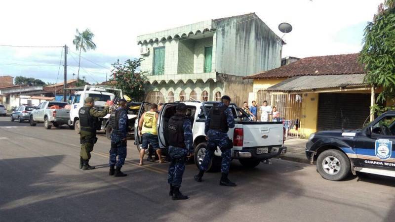 Nenhuma ocorrência grave foi registrada, no bairro do Tapanã, pelo Centro Integrado de Operações (CIOP) desde a última quinta-feira (11) até às 6h da manhã desta segunda-feira (19). Esse resultado se deve a ação integrada dos órgãos do Sistema de Segurança Pública do estado e município, chamada de “Operação Ocupação”. No total, foram utilizados 293 viaturas e 113 motos no reforço do policiamento. Para o coronel Marco Antônio Rocha, chefe do Departamento Geral de Operações da Polícia Militar, a “Ocupação Tapanã”, como foi batizada a operação no bairro do Tapanã, obteve números positivos devido ao comprometimento dos agentes envolvidos e à integração entre os órgãos de segurança.
FOTO: ASCOM / POLÍCIA MILITAR
DATA: 19.03.2018
BELÉM - PARÁ <div class='credito_fotos'>Foto: Ascom Polícia Militar | <a href='/midias/2018/originais/20eabce6-3517-47af-99ba-f456bcce837a.jpg' download><i class='fa-solid fa-download'></i> Download</a></div>