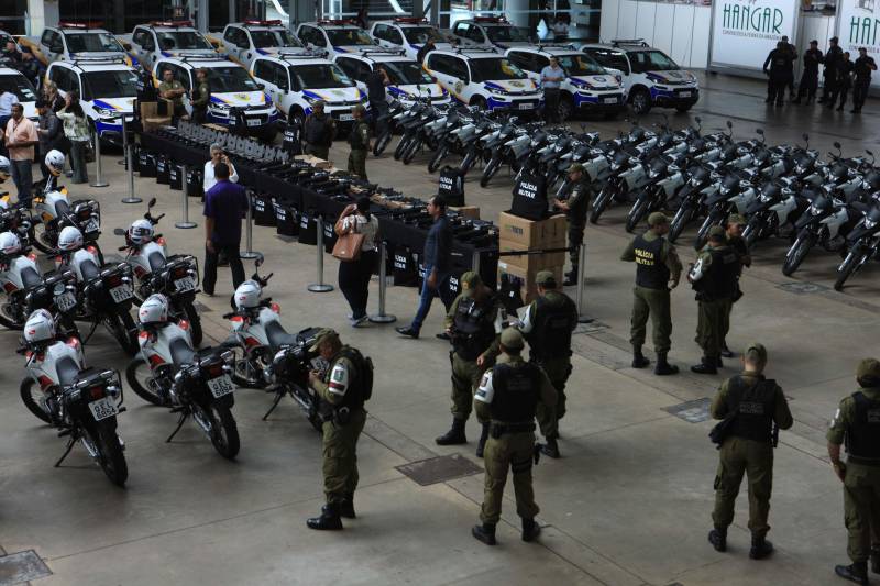 Com a entrega de mais 359 veículos, somente esta semana, o Governo do Pará reforçou a atuação da área de segurança pública em todo o Estado. Todos os veículos auxiliarão no combate a criminalidade e a manutenção da segurança em todo o território paraense. Boa parte desses veículos foi destinada diretamente para as guardas municipais, numa ação integrada com as Prefeituras, por meio da Secretaria de Segurança Pública e Defesa Social (Segup) com articulação da Secretaria de Municípios Sustentáveis, que define em conjunto com os municípios, a agenda de prioridades. A última etapa da entrega ocorreu nesta quinta-feira (5), no Hangar – Centro de Convenções da Amazônia.
FOTO: RODOLFO OLIVEIRA / AG. PARÁ
DATA: 05.07.2018
BELÉM - PARÁ <div class='credito_fotos'>Foto: Rodolfo Oliveira/Ag. Pará | <a href='/midias/2018/originais/20f10a42-3a31-4367-812f-c4276d573764.jpg' download><i class='fa-solid fa-download'></i> Download</a></div>