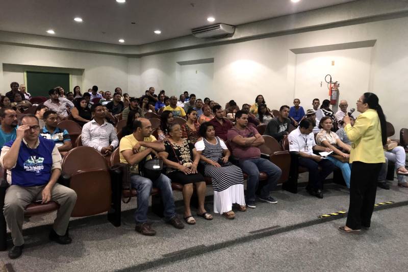Na manhã desta quinta-feira, 5, o Governo do Pará, por meio do programa Credcidadão, fez a entrega de 63 microcréditos para microempreendedores do Estado, totalizando R$ 246.940,00. O recurso ajudará os beneficiados a investirem no seu negócio, com a aquisição de materiais para a produção e outras melhorias. Na foto, a diretora geral do Credcidadão, Tetê Santos.
FOTO: ASCOM CREDCIDADÃO
DATA: 05.04.2018
BELÉM - PARÁ <div class='credito_fotos'>Foto: ASCOM / CREDCIDADÃO | <a href='/midias/2018/originais/20f54a7d-8143-49f4-937e-3c889819a78b.jpg' download><i class='fa-solid fa-download'></i> Download</a></div>
