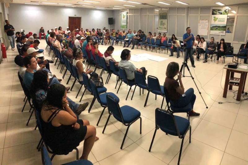 Representantes de 47 comunidades quilombolas de diversas regiões do Pará discutiram em Belém, durante dois dias, estratégias para elaboração do Cadastro Ambiental Rural (CAR) em seus territórios. A oficina foi promovida pelo governo do Estado, por meio da Secretaria de Estado de Meio Ambiente e Sustentabilidade (Semas) e do Programa Municípios Verdes (PMV), aprovado pelo Fundo Amazônia/Banco Nacional de Desenvolvimento Econômico e Social (BNDES). Embora o encontro – realizado na quarta-feira (09) e quinta (10) – tenha sido promovido pelas equipes técnicas da Semas e do PMV, os representantes quilombolas foram protagonistas.
FOTO: ASCOM PMV
DATA: 11.05.2018
BELÉM - PARÁ <div class='credito_fotos'>Foto: ASCOM PMV | <a href='/midias/2018/originais/20f6c178-c2ce-4191-8ad1-067f007d4aab.jpg' download><i class='fa-solid fa-download'></i> Download</a></div>