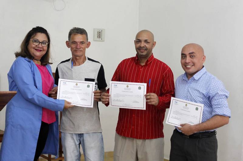 A erradicação do analfabetismo nos presídios do Pará é uma das metas de gestão da Superintendência do Sistema Penitenciário do Estado (Susipe), que por meio da sua Diretoria de Reinserção Social, realizou na manhã da última quinta-feira (22), a cerimônia de entrega do certificado de alfabetização à 32 internos custodiados no Centro de Recuperação do Coqueiro (CRC).

FOTO: AKIRA ONUMA / ASCOM SUSIPE
DATA: 22.11.2018
BELÉM - PARÁ <div class='credito_fotos'>Foto: Akira Onuma / Ascom Susipe   |   <a href='/midias/2018/originais/20fc5818-2a91-413d-baf5-e84b51aa3b09.jpg' download><i class='fa-solid fa-download'></i> Download</a></div>