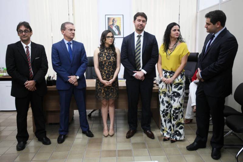 O procurador-geral do Estado do Pará, Ophir Cavalcante Junior, deu posse nesta quinta-feira (1º) à nova procuradora do Estado, Luiza Rosa Mesquita, aprovada no 20º concurso público realizado pela Procuradoria Geral do Estado do Pará (PGE), em 2015. A cerimônia de posse ocorreu no gabinete do titular da PGE, no prédio-sede da instituição, em Belém. Luíza Mesquita, 27 anos, e o procurador-geral do Estado assinaram o termo de posse numa cerimônia que contou com a presença de familiares da nova magistrada, procuradores, servidores da PGE e membros da direção da Associação dos Procuradores do Estado do Pará (Apepa). “Hoje é um dia marcante na minha vida, a realização de um sonho. Tenho plena consciência dos deveres e responsabilidades do cargo que estou assumindo nesta data e tenho muito amor pelo meu Estado, por isso prometo não medir esforços para somar ao máximo possível às atividades da PGE e colaborar da melhor forma nas ações de defesa do Pará e da sociedade paraense e de consultoria jurídica ao governo. É uma honra fazer parte do quadro funcional desta instituição”, frisou a nova procuradora.
FOTO: CARLOS SODRÉ
DATA: 02.02.2018
BELÉM - PARÁ <div class='credito_fotos'>Foto: CARLOS SODRÉ / AG. PARÁ | <a href='/midias/2018/originais/21040cc3-e120-401e-84a3-39d6b52612c9.jpg' download><i class='fa-solid fa-download'></i> Download</a></div>