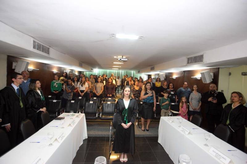 A Defensora Pública Geral, Jeniffer de Barros Rodrigues (foto), foi reconduzida pelo Conselho Superior da Defensoria Pública do Estado do Pará para mais um biênio frente à Defensoria Pública do Estado do Pará. A 52ª Sessão Extraordinária do Conselho Superior ocorreu nesta terça-feira, 26 de junho, e foi presidida pelo Subdefensor Público Geral do Estado do Pará, Vladimir Koenig. Jeniffer de Barros Rodrigues foi reconduzida pelo Governador do Estado, Simão Jatene, por meio do decreto de 27 de março de 2018. A Defensora Pública Geral do Estado do Pará foi a candidata mais votada na eleição para o cargo, ocorrida em 09 de março de 2018, com 162 votos. A Sessão Solene contou com a presença de familiares, autoridades de Estado, membros da Gestão, defensores públicos e servidores da Defensoria Pública do Estado.
FOTO: MARCELO LELIS / AG. PARÁ
DATA: 26.06.2018
BELÉM - PARÁ <div class='credito_fotos'>Foto: Marcelo Lelis / Ag. Pará | <a href='/midias/2018/originais/210e55c0-edc8-4877-a123-de6cb9324873.jpg' download><i class='fa-solid fa-download'></i> Download</a></div>