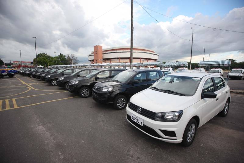 O Governo do Estado entregou, na tarde desta quinta-feira (05), 08 pick-ups e 08 SUVs e mais duas lanchas transatlânticas que irão reforçar a segurança pública nos municípios de Braganca, Capanema, Curuçá e Capanema, no nordeste do Estado e Parauapebas e Marabá na região Sudeste e Breves, no Marajó. O governo também entregou 50 ambulâncias que irão fortalecer a saúde básica nestes municípios. Os equipamentos (foto) foram adquiridos através de recursos provenientes de emendas parlamentares do deputado Wladimir Costa. O evento contou com a presença do governador Simão Jatene, do secretário de Segurança e Defesa Social, Luis Fernandes, do secretário de Saúde Pública Vitor Matheus , prefeitos e outros representantes dos municípios. As viaturas foram repassadas aos municípios dentro do Plano de Ações Imediatas em Segurança Pública que foi elaborado em fevereiro deste ano e que tem , entre outras ações , o reforço das guardas municipais.
FOTO: THIAGO GOMES / AG. PARÁ
DATA: 04.07.2018
BELÉM - PARÁ <div class='credito_fotos'>Foto: Thiago Gomes /Ag. Pará | <a href='/midias/2018/originais/21110470-ce92-41e2-bbd1-c129f905ad55.jpg' download><i class='fa-solid fa-download'></i> Download</a></div>