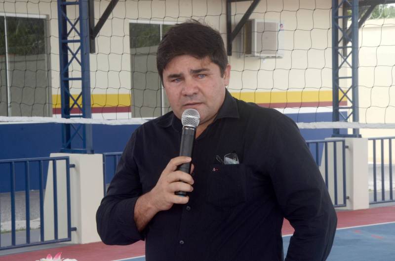 Como parte de um ciclo de empreendimentos visando fortalecer a aprendizagem na rede estadual de ensino, incrementado nesta gestão do governador Simão Jatene, a Secretaria de Estado de Educação (Seduc) entregou, neste sábado (29), a reforma e ampliação da Escola Estadual Agostinho de Moraes Oliveira, no Município de Inhangapi, no nordeste do Estado. As obras na Escola Agostinho Moraes de Oliveira foram viabilizadas mediante convênio entre o Governo do Estado e a Prefeitura Municipal. Orçados em mais de R$ 2 milhões, os serviços deram uma nova configuração para a unidade de ensino, para o atendimento de 420 estudantes que passam a dispor de modernas salas de aula, espaços para pesquisa e atividades monitoradas e outras instalações e equipamentos. Professores e servidores contam com bloco administrativo e espaços específicos para a rotina de trabalho. Na foto, o prefeito de Inhangapi, Egilásio Feitosa.

FOTO: FERNANDO NOBRE / ASCOM SEDUC
DATA: 29.12.2018
INHANGAPI - PARÁ <div class='credito_fotos'>Foto: FERNANDO NOBRE/ASCOM SEDUC   |   <a href='/midias/2018/originais/21196397-ec03-4c43-baa3-091803498dd3.jpg' download><i class='fa-solid fa-download'></i> Download</a></div>