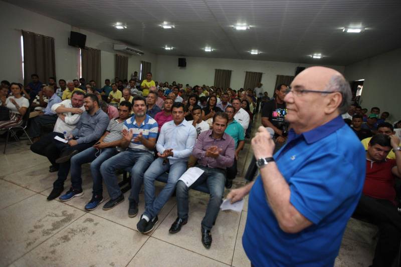 Há 35 anos a dona de casa Guardiana Feitosa é moradora da Rua 15 de Novembro, em Floresta do Araguaia, sul do Pará. Há pelo menos cinco deles não colocava as cadeiras em frente de casa para um bate papo de final de tarde. "Era lama no inverno e poeira no verão, não dava pra ficar aqui na frente", diz Guardiana. "Agora o asfalto chegou, mudou tudo". A 15 de Novembro é uma das mais importantes ruas de Floresta do Araguaia. Abriga três igrejas, três escolas e creches e cerca de 30 pontos comerciais. Cerca de quinhentos moradores vivem ali. O Asfalto na Cidade, programa do Governo do estado que tem como principal objetivo ampliar a mobilidade e acessibilidade nas áreas urbanas do Estado, chegou à Floresta do Araguaia asfaltando a Rua 15 de Novembro e outras seis vias próximas, num total de três quilômetros de asfalto de qualidade superior, além de meio fio. O governador Simão Jatene foi à Floresta do Araguaia entregar as obras à comunidade. Com ele, estavam o senador Flexa Ribeiro (PSDB/PA, na foto); a secretária Extraordinária de Municípios Sustentáveis; Izabela Jatene, o presidente da Assembleia Legislativa do estado, deputado Márcio Miranda; os deputados Cilene Couto e Celso Sabino e o ex-governador Carlos Santos.
FOTO: ANTÔNIO SILVA / AG. PARÁ
DATA: 25.06.2018
FLORESTA DO ARAGUAIA - PARÁ <div class='credito_fotos'>Foto: Antônio Silva/Ag. Pará | <a href='/midias/2018/originais/211a0918-649d-4848-9f0c-48357205da6b.jpg' download><i class='fa-solid fa-download'></i> Download</a></div>