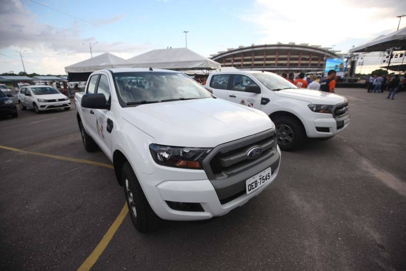 O Governo do Estado entregou, na tarde desta quinta-feira (05), 08 pick-ups e 08 SUVs e mais duas lanchas transatlânticas que irão reforçar a segurança pública nos municípios de Braganca, Capanema, Curuçá e Capanema, no nordeste do Estado e Parauapebas e Marabá na região Sudeste e Breves, no Marajó. O governo também entregou 50 ambulâncias que irão fortalecer a saúde básica nestes municípios. Os equipamentos (foto) foram adquiridos através de recursos provenientes de emendas parlamentares do deputado Wladimir Costa. O evento contou com a presença do governador Simão Jatene, do secretário de Segurança e Defesa Social, Luis Fernandes, do secretário de Saúde Pública Vitor Matheus , prefeitos e outros representantes dos municípios. As viaturas foram repassadas aos municípios dentro do Plano de Ações Imediatas em Segurança Pública que foi elaborado em fevereiro deste ano e que tem , entre outras ações , o reforço das guardas municipais.
FOTO: THIAGO GOMES / AG. PARÁ
DATA: 04.07.2018
BELÉM - PARÁ <div class='credito_fotos'>Foto: Thiago Gomes /Ag. Pará | <a href='/midias/2018/originais/21272ee9-f630-4dab-9dad-7df958197473.jpg' download><i class='fa-solid fa-download'></i> Download</a></div>