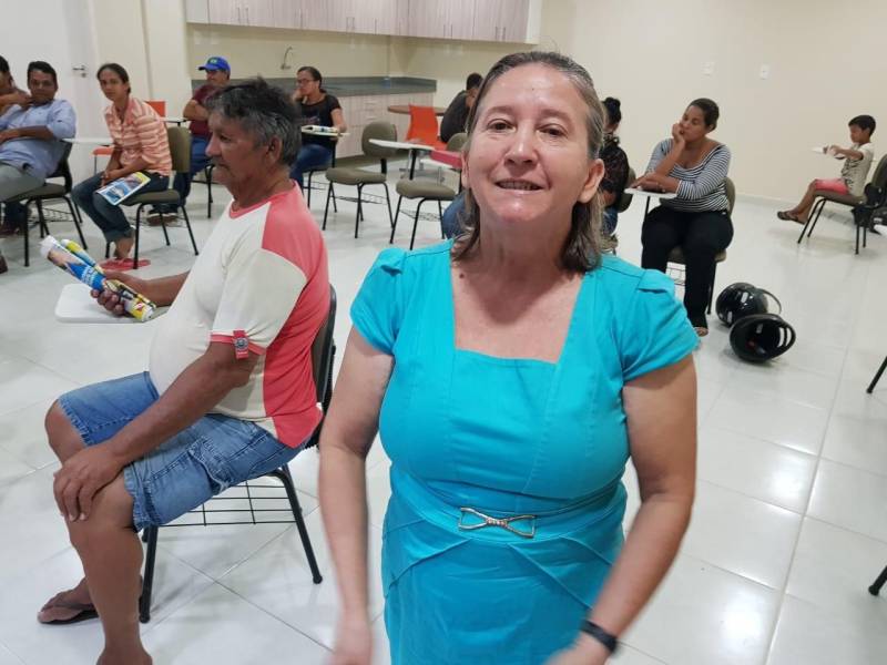 Dona Neli da Silva Lopes (vestido azul), de 59 anos, estava ainda mais sorridente nesta sexta-feira, no Centro de Convenções de Marabá. Tanta alegria tinha um motivo todo especial, a vendedora de açaí do bairro Liberdade, em Marabá, ela recebeu das mãos do Governador Simão Jatene, o cheque do microcrédito do Programa Cred Cidadão. “Nosso lucro é pouco, não dava para ampliar nosso pontinho, com esse dinheiro, quero comprar freezer para fazer sorvete de açaí. Eu fiquei muito feliz, se a gente pagar direitinho, depois já posso tentar outro credito, com certeza vou melhorar minha venda. Esse governador maravilhoso trouxe isso para nós, que Deus abençoe a saúde dele para que possa olhar mais para os necessitados”, enfatizou. Outro que vai ampliar a venda de açaí, só que dessa vez na Zona Rural de Marabá, na Vila Sororó, é seu Valdenor Borges de Oliveira, de 49 anos, com o microcrédito ele pretende comprar um freezer e mais açaí. "Fiquei muito satisfeito. Trabalho há 12 anos com açaí e nunca tinha tido uma oportunidade como essa”, destacou o vendedor.
FOTO: KÉLIA SANTOS / CRGSP
DATA: 06.04.2018
MARABÁ - PARÁ <div class='credito_fotos'>Foto: Sidney Oliveira/Ag. Pará | <a href='/midias/2018/originais/21299150-bcd5-48ff-ba0b-0bc8216fcfbf.jpg' download><i class='fa-solid fa-download'></i> Download</a></div>
