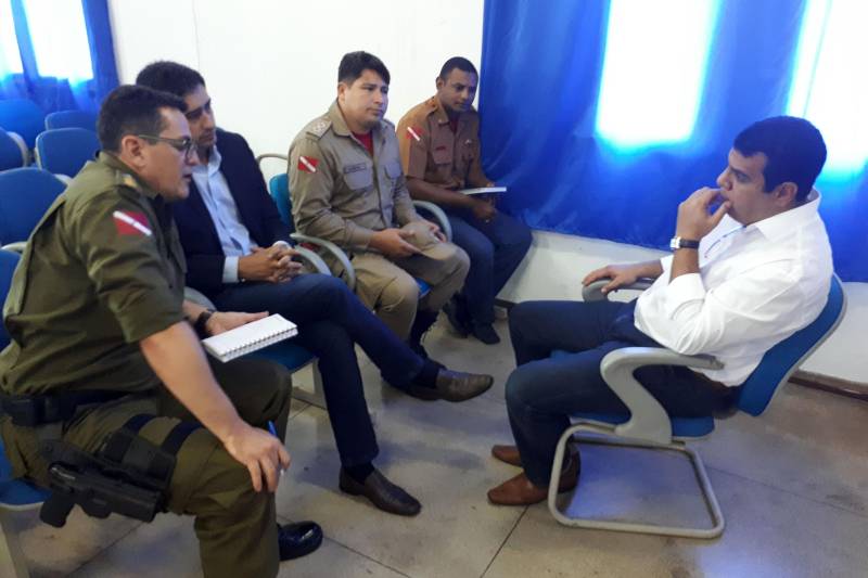 Representantes dos órgãos regionais das áreas de segurança pública, saúde, educação, produção, habitação e geração de renda discutiram demandas do sul e sudeste em reunião realizada na segunda-feira (26), no auditório da Universidade do Estado do Pará (Uepa), campus de Redenção, com o secretário Regional de Governo do Sudeste do Pará, Jorge Bittencourt. Para cerca de 50 pessoas foram anunciadas as inaugurações, já para março, de obras na área de segurança pública.
FOTO: ASCOM CRG
DATA: 26.02.2018
REDENÇÃO - PARÁ <div class='credito_fotos'>Foto: ASCOM CRG | <a href='/midias/2018/originais/212cbb27-60e1-4759-a95b-798fb91ed7b3.jpg' download><i class='fa-solid fa-download'></i> Download</a></div>