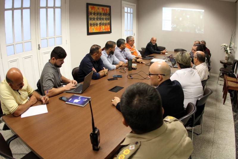 O governador Simão Jatene se reuniu na tarde deste sábado (26) com secretários e gestores de diferentes pastas e órgãos que atendem diretamente a população do Estado, para traçar um cenário da atual situação de abastecimento de insumos e produtos básicos, diante da paralisação nacional dos caminhoneiros. 

FOTO: CRISTINO MARTINS / AG. PARÁ
DATA: 26.05.2018
BELÉM - PARÁ <div class='credito_fotos'>Foto: Cristino Martins/Ag. Pará   |   <a href='/midias/2018/originais/213f4097-a7e0-423e-8187-31f5f65f9bed.jpg' download><i class='fa-solid fa-download'></i> Download</a></div>