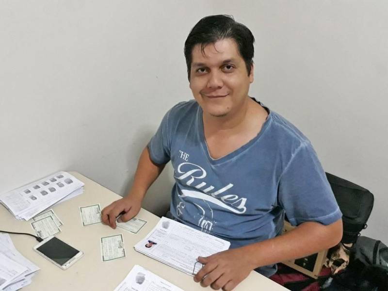 A caravana Pro Paz Cidadania despede-se hoje (09) do município de São João de Pirabas, nordeste paraense. Após dois dias de ação, o coordenador responsável pelas emissões das identidades jovens (Id jovem), destaca um saldo positivo de atendimentos a comunidade "Fizemos no domingo e na segunda ação em Pirabas e podemos contabilizar 1.500 atendimentos. A procura é muito grande principalmente por certidão de nascimento e rg, devido também ao fato de ser uma comunidade que trabalha com a pesca ou roçado, então, os documentos se perdem com mais facilidade. Estamos felizes por conseguir atender a demanda do município", finalizou Arnaldo Ampuero (foto).
FOTO: ASCOM / PRO PAZ
DATA: 09.04.2018
SÃO JOÃO DE PIRABAS - PARÁ <div class='credito_fotos'>Foto: ASCOM PRO PAZ | <a href='/midias/2018/originais/213fe474-246b-4df7-921f-2ceb5d3d97f2.jpg' download><i class='fa-solid fa-download'></i> Download</a></div>
