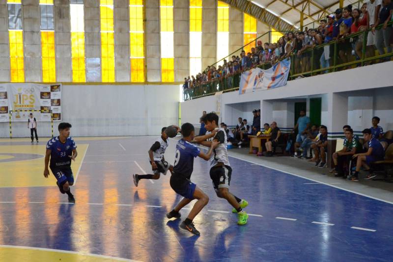Emoção. Este foi o sentimento predominante nas partidas finais da regional de Carajás dos Jogos Estudantis Paraenses (Jeps), realizadas neste sábado (26), no Ginásio Poliesportivo de Parauapebas. Desta etapa, os municípios de Marabá, Parauapebas, Rondon do Pará, Jacundá e Bom Jesus do Tocantins são as delegações campeãs e, em junho, vão participar da etapa Estadual, em Belém.
FOTO: FERNANDO NOBRE / ASCOM SEDUC
DATA: 26.05.2018
PARAUAPEBAS - PARÁ <div class='credito_fotos'>Foto: FERNANDO NOBRE/ASCOM SEDUC | <a href='/midias/2018/originais/2141dc76-c406-4e39-9c21-ddd662337cef.jpg' download><i class='fa-solid fa-download'></i> Download</a></div>