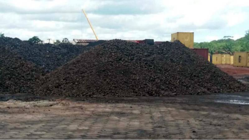 A operação Minerioduto, realizada pela Secretaria de Meio Ambiente e Sustentabilidade (Semas), com o apoio da Secretaria de Meio Ambiente de Barcarena (Semade), prossegue sendo realizada no município. O intuito é coibir a prática ilegal de armazenamento de minérios, em especial, o manganês. Desenvolvida pela Diretoria de Fiscalização, da Semas, a operação teve a sua primeira etapa realizada entre os dias 12 e 14 deste mês. E a segunda etapa segue em desenvolvimento. Durante a operação, já foram lavrados três autos de infração em desfavor de duas empresas, um deles por desenvolver atividade de Terminal Logístico de Cargas sem a devida autorização do órgão ambiental competente. Os demais por não ter licença de operação para armazenamento de minérios.
FOTO: ASCOM / SEMAS
DATA: 21.04.2018
BARCARENA - PARÁ <div class='credito_fotos'>Foto: ASCOM SEMAS | <a href='/midias/2018/originais/2146f72b-7919-4f6f-b950-a0ad74f42976.jpg' download><i class='fa-solid fa-download'></i> Download</a></div>