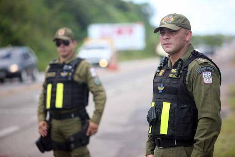 O segundo final de semana das férias escolares foi marcado pela tranquilidade no distrito de Mosqueiro. Uma das 86 localidades do Estado que recebe atenção especial durante a Operação Verão 2018. As ações começaram na sexta-feira (29) e vão até o dia 31 de julho, com a participação de mais de 8 mil agentes de segurança pública. Uma das novidades deste ano é o funcionamento dos Centros de Comando Integrado, com a participação de órgãos estaduais e municipais, sob a coordenação da Secretaria de Estado de Segurança Pública e Defesa Social ( Segup). O espaço é identificado com placas em quatro idiomas para auxiliar as pessoas em casos de furtos ou acidentes. Na foto, o capitão Samir Hejaij, supervisor da PRE.
FOTO: MARCELO LELIS / AG. PARÁ
DATA: 08.07.2018
MOSQUEIRO - PARÁ <div class='credito_fotos'>Foto: Marcelo Lelis / Ag. Pará | <a href='/midias/2018/originais/214e54c5-7779-4c5b-ad23-ea282cc8573d.jpg' download><i class='fa-solid fa-download'></i> Download</a></div>