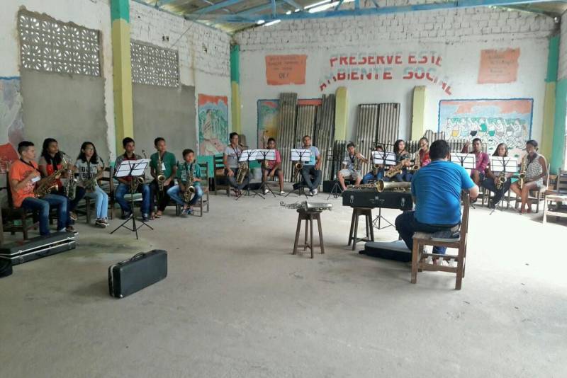 Começou nesta quarta-feira (2), na vila de Juçarateua, no município de Colares, na região nordeste do Pará, a primeira edição 2018 do “Mini Painel de Interiorização para Bandas de Música” (foto). Criado no ano passado, o evento segue o mesmo modelo dos paineis de bandas realizados pela Funarte em parceria com a Fundação Carlos Gomes e tem o objetivo de capacitar músicos de municípios do interior do estado através de oficinas musicais. As oficinas são ministradas por professores de canto e instrumentos do Instituto Estadual Carlos Gomes, que se deslocaram até o município para levar conhecimento musical para alunos de algumas das principais localidades de Colares, onde existe atuação da Fundação Carlos Gomes por meio do incentivo e valorização das bandas de música.
FOTO: ASCOM / FCG
DATA: 02.05.2018
COLARES - PARÁ <div class='credito_fotos'>Foto: ASCOM FCG | <a href='/midias/2018/originais/214e5c1e-77e0-43a6-8960-da8cb0d8a517.jpg' download><i class='fa-solid fa-download'></i> Download</a></div>