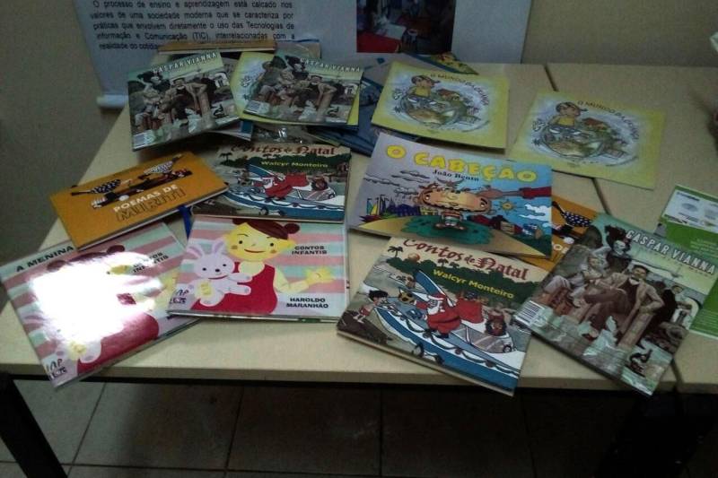 Na terça-feira, 27, outra quantidade de livros foi doada para o Espaço Acolher – casa de apoio mantida pelo Governo do Estado na Santa Casa de Misericórdia -, onde as pacientes vítimas de escalpelamento podem se hospedar durante o período de longo tratamento. No local, as mulheres recebem o apoio de profissionais de Psicologia e Serviço Social, além de participarem de cursos. Professores da rede estadual são responsáveis pelas aulas necessárias à conclusão do ensino fundamental e médio.
FOTO: ASCOM IOE
DATA: 28.03.2018
BELÉM - PARÁ <div class='credito_fotos'>Foto: ASCOM IOE | <a href='/midias/2018/originais/215fc3d1-70eb-4586-bc93-d58fccab2e8a.jpg' download><i class='fa-solid fa-download'></i> Download</a></div>