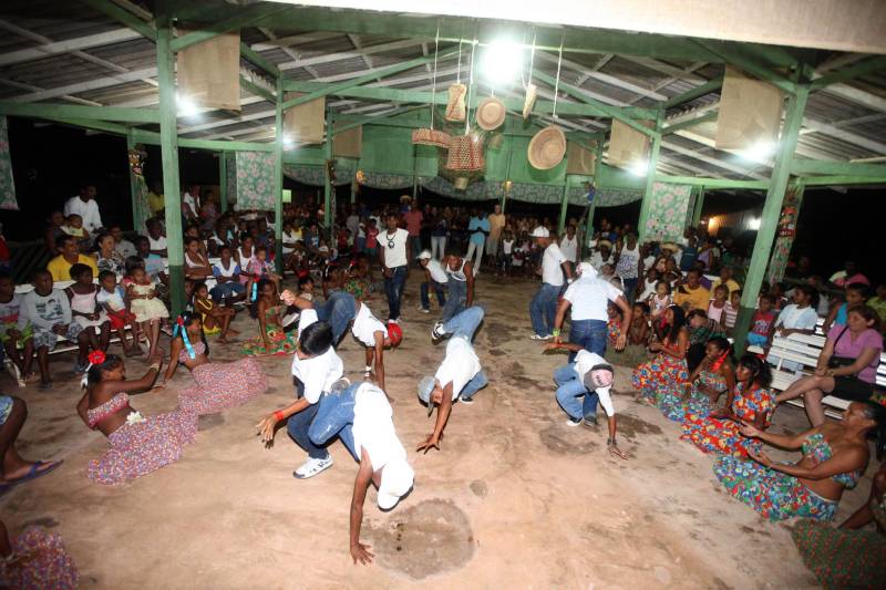 O Pará é o estado brasileiro que mais titulou áreas em prol dos remanescentes de quilombos em todo o Brasil. Um avanço e um reconhecimento histórico para aqueles que tanto fizeram pelo país desde a sua colonização. Somente nos últimos três anos, o Governo emitiu cinco títulos coletivos; o mais recente foi entregue no sábado (3), na comunidade Cachoeira Porteira (foto), localizada em Oriximiná, região oeste do Pará.
FOTO: ANTONIO SILVA / ARQUIVO AG. PARÁ
DATA: 05.03.2018
ORIXIMINÁ - PARÁ <div class='credito_fotos'>Foto: Antônio Silva/Ag. Pará | <a href='/midias/2018/originais/21608d23-334f-45fc-85d4-488cf1421a87.jpg' download><i class='fa-solid fa-download'></i> Download</a></div>