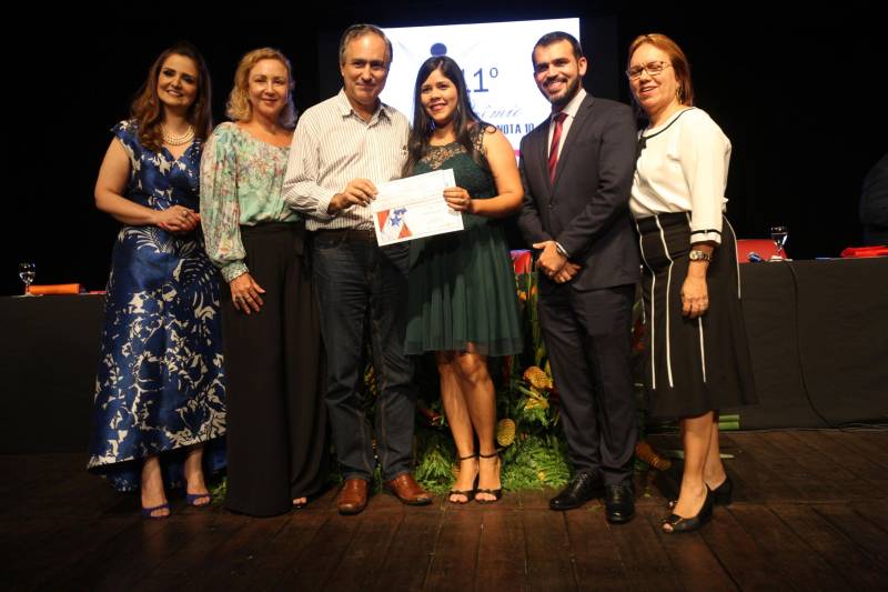 A servidora pública estadual Terezinha Medeiros, 61 anos, que trabalha há 33 na Fundação Santa Casa de Misericórdia do Pará foi a sorteada entre 53 servidores para receber o Prêmio de Servidor Nota 10 de 2018. Ela representa os 107 mil servidores que fazem parte do quadro do Governo do Pará. A premiação aconteceu durante cerimônia realizada na noite desta terça-feira (6), no Teatro Margarida Schivasappa (Centur). Esta foi a 11ª edição do Prêmio Servidor Nota 10.
FOTO: CARLOS SODRÉ / AG. PARÁ
DATA: 06.11.2018
BELÉM - PARÁ <div class='credito_fotos'>Foto: CARLOS SODRÉ / AG. PARÁ | <a href='/midias/2018/originais/21628caa-38e8-4aa5-a42e-e99b6d5dd5b2.jpg' download><i class='fa-solid fa-download'></i> Download</a></div>