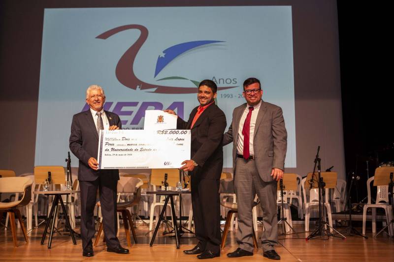 Cerimônia de comemoração dos 25 anos da Uepa (Jubilei de prata) e entrega de título de doutor Honoris Causa ao médico, folclorista e ambientalista Camillo Vianna. O evento foi realizado na noite desta terça-feira, 29, no auditório do Sesi, em Belém.
Na foto, o servidor Flávio Lopes, vencedor do concurso de melhor marca comemorativa da Uepa.
FOTO: NAILANA THIELY / ASCOM UEPA
DATA: 29.05.18
BELÉM - PARÁ <div class='credito_fotos'>Foto: Nailana Thiely / Ascom Uepa | <a href='/midias/2018/originais/2164c65f-cc03-4a48-a20f-3fb490986387.jpg' download><i class='fa-solid fa-download'></i> Download</a></div>