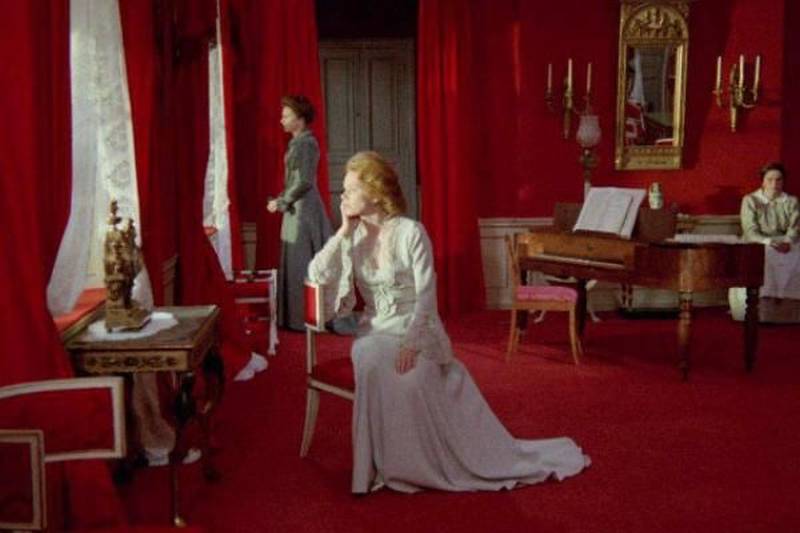 Nesta quinta-feira, 12, às 18h, inicia o “Centenário Ingmar Bergman” (foto) no Cine Líbero Luxardo, da Fundação Cultural do Pará (FCP), comemorando os 100 anos do cineasta sueco Ingmar Bergman. A mostra, organizada pela Embaixada da Suécia em Brasília, com distribuição da FJ Cines, contará com a exibição de cinco obras do diretor, até o dia 18 de julho, “Persona”, “Morangos Silvestres”, “O Sétimo Selo”, “Gritos e Sussurros” e “Sonata de Outono”. O Cine Líbero Luxardo, que já exibiu anteriormente outras obras de Bergman, foi escolhido para reverenciar os 100 anos do diretor em Belém. O técnico em gestão cultural do cinema, João Cirilo ressalta a importância da mostra. “Agora é a oportunidade de ver as principais obras de Bergman reunidas numa mesma ocasião, para serem vistas em tela grande, em versões restauradas” comentou. <div class='credito_fotos'>Foto: Divulgação | <a href='/midias/2018/originais/21730575-3279-43b0-bb4e-69a6aa8d2e49.jpg' download><i class='fa-solid fa-download'></i> Download</a></div>