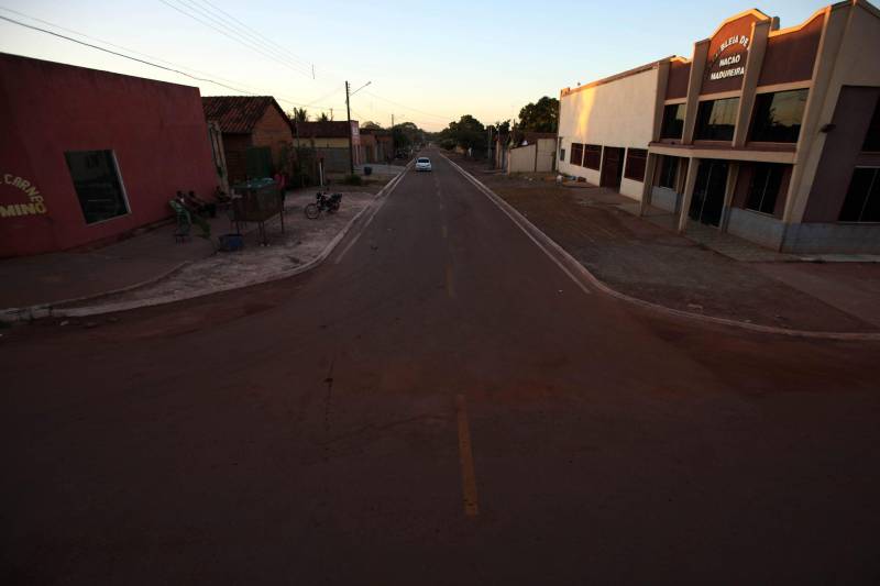 O governador Simão Jatene desembarca nesta segunda-feira (25) no município de Floresta do Araguaia (foto), para entrega de pavimentação asfáltica na rua XV de Novembro. Na sequência, fará pronunciamento na Câmara de Vereadores. A programação terá continuidade, à tarde, no Distrito de Serra Pelada, em Curionópolis, onde será inaugurada a Escola Estadual de Ensino Médio Joaquina Diamantina.
FOTO: ANTONIO SILVA / AG. PARÁ
DATA: 25.06.2018
FLORESTA DO ARAGUAIA - PARÁ <div class='credito_fotos'>Foto: Antônio Silva/Ag. Pará | <a href='/midias/2018/originais/21772993-5054-47ad-88b0-cb59d73027bd.jpg' download><i class='fa-solid fa-download'></i> Download</a></div>