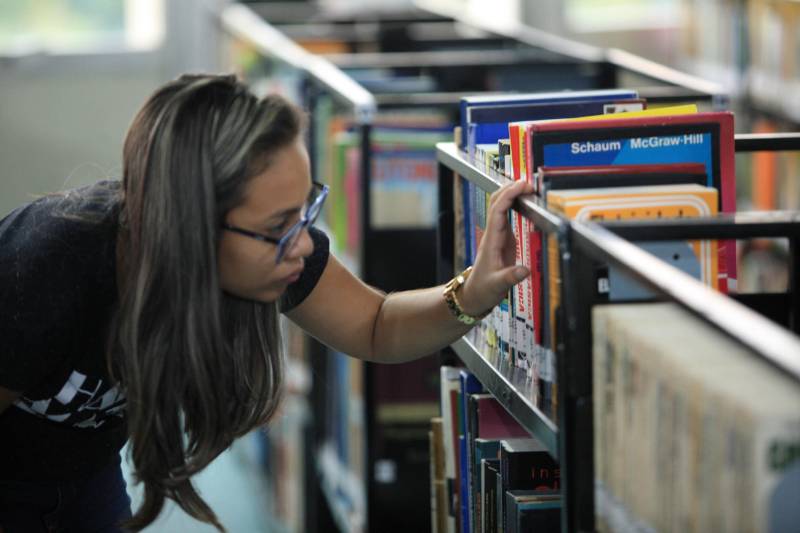 Biblioteca Pública Arthur Vianna, localizada no prédio do Centur. Com mais de 140 anos, o local é uma das principais referências na área em Belém, recebendo uma média de mil usuários por dia. Antes da popularização de instrumentos tecnológicos e sites especializados, a “biblioteca do Centur”, como é conhecida, era uma das principais fontes de pesquisa para alunos de todos os níveis de ensino em Belém.
FOTO: MÁCIO FERREIRA / AG. PARÁ
DATA: 02.03.2018
BELÉM - PARÁ <div class='credito_fotos'>Foto: MÁCIO FERREIRA/ AG. PARÁ | <a href='/midias/2018/originais/21787748-5ea8-4330-b634-7f715c3863ce.jpg' download><i class='fa-solid fa-download'></i> Download</a></div>