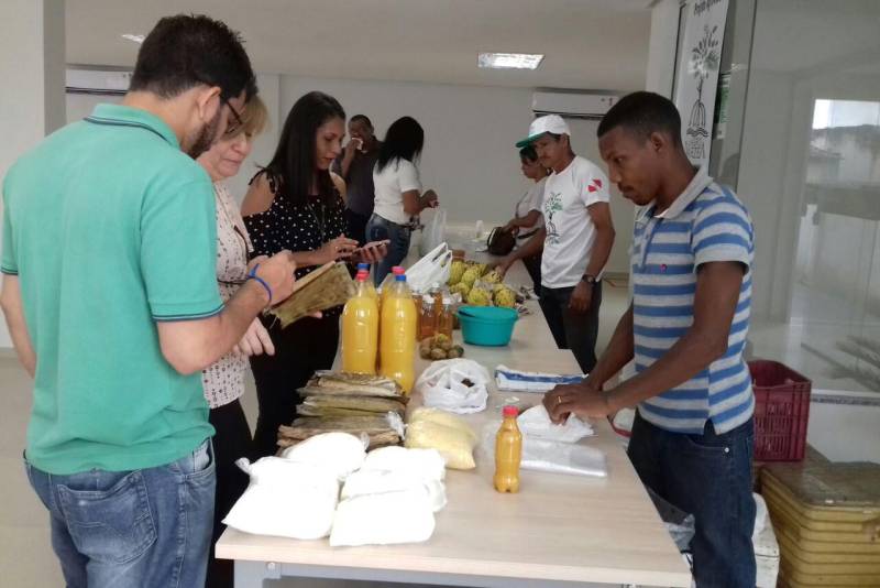 Os agricultores familiares da comunidade do Abacatal, localizada no Refúgio de Vida Silvestre (Revis) Metrópole da Amazônia, participaram, nesta quinta-feira, 5, da Feira do Agricultor, na sede da Secretaria Estadual de Meio Ambiente e Sustentabilidade (Semas). A feira faz parte da programação da Semana de Saúde organizada pelo órgão.
FOTO: ASCOM IDEFLOR-BIO
DATA: 05.04.2018
BELÉM - PARÁ <div class='credito_fotos'>Foto: Ascom Ideflor-Bio | <a href='/midias/2018/originais/2178a0b9-940c-4f99-a38a-8214784e79ed.jpg' download><i class='fa-solid fa-download'></i> Download</a></div>